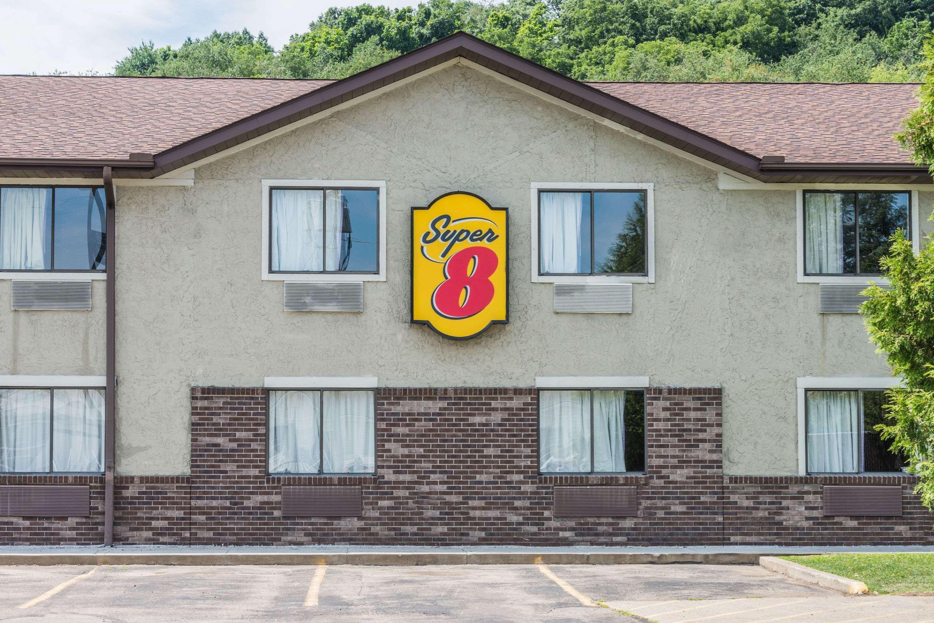 Отель Super 8 By Wyndham Delmont Экстерьер фото